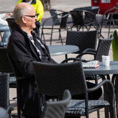 bild på en man som sitter 
