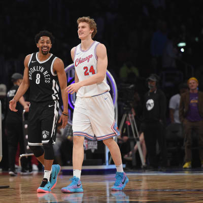 Brooklyn Netsin Spencer Dinwiddie ja Chicago Bullsin Lauri Markkanen NBA-taitokisassa vuonna 2018 Staples Centerissä.   
