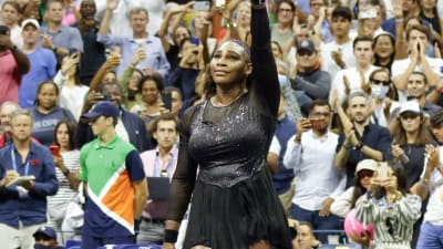 Serena Williams vinkar till publiken.