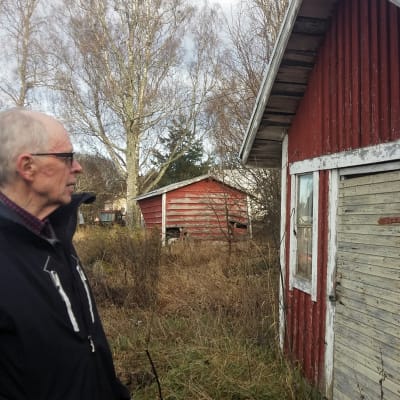 Keijo Pitkänenframför det hus dit pappa Arvo kom som evakuerad.