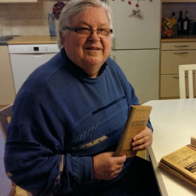 Christian Olsson har några telefonkataloger från första delen av 1900-talet i sin ägo.