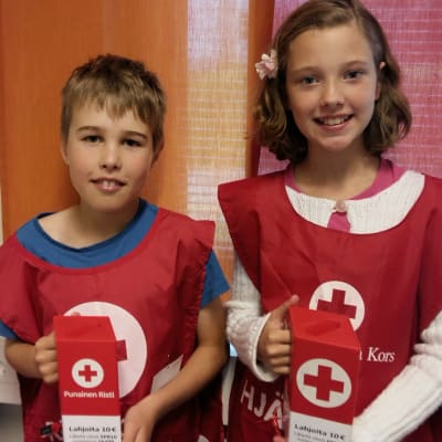 Fjärdeklassisterna Isak Willberg och Frida Svarvars deltar i Hungerdagsinsamlingen.