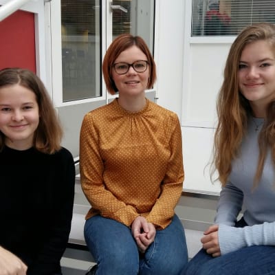 Elsa Sundholm, Minna Enroth och Ellen Bos i Borgaregatans skola i Vasa