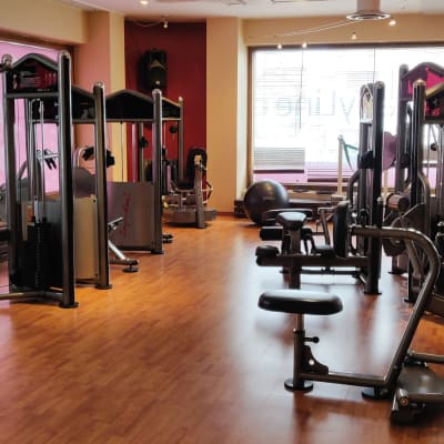 Gymredskap på ett tomt gym.