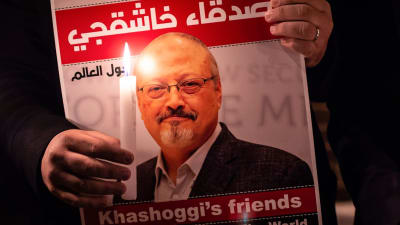 En demonstrant med ett foto på Jamal Khashoggi under en ljusvaka utanför det saudiska konsulatet i Istanbul den 25 oktober. 