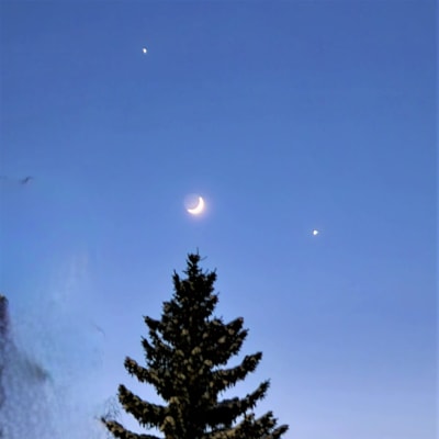 Iltaisella taivaalla näkyy kapea kuun sirppi sekä Jupiter ja Venus. 