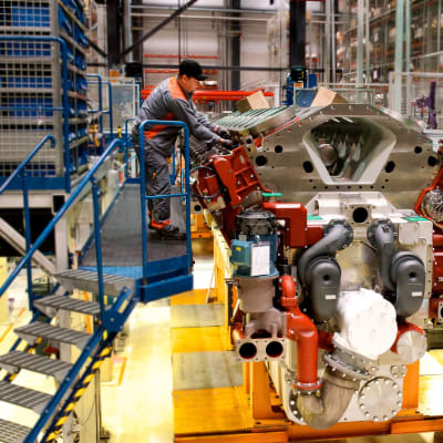 Markku Mannila monterar en stor dieselmaskin på Wärtsilä i Vasa.