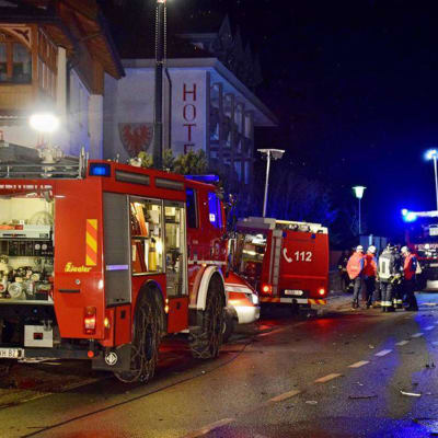 Brandbilar och ambulans vid gata i italienska Lutago.