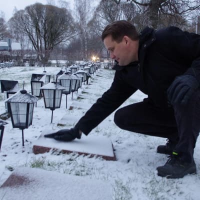 Kauhavan kiviveistämön yrittäjä Antti Mäki aloitti sankarihautojen kivien kunnostamisen oman isoisänsä haudalta. 