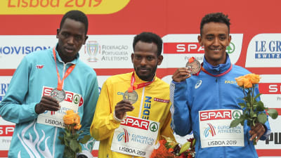 Aras Kaya, Robel Fsiha och Yemaneberhan Crippa poserar med medaljer på podiet.