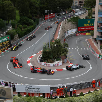 F1-bilar kör i en kurva i Monaco.