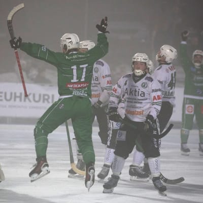 Veiteräs Samppa Äikäs firar mål mot Akilles.