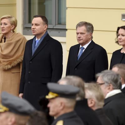 det polska presidentparte Agata Kornhauser-Duda och Andrzej Duda tillsammans med  det finländska presidentparet Sauli Niinistö och Jenni Haukio vid den officiella välkomstceremonin utanför Presidentens slott. 