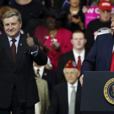 President Trump deltog i ett kampanjmöte för republikanen Rick Saccone (till vänster) i Pennsylvania i söndags 11.3.2017.