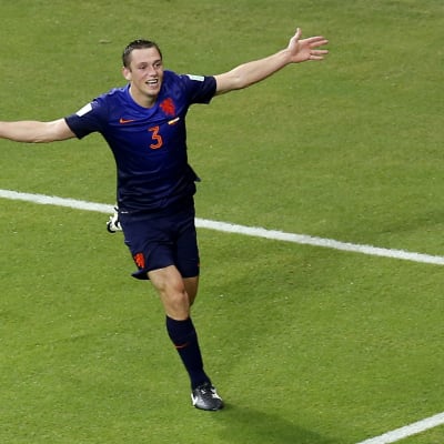Stefan de Vrij firar ett mål i VM 2014