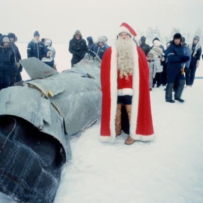 Neuvostoliittolainen ohjus putosi Inarinjärveen. Ihmiset ihmettelevät maaliohjuksen osaa Inarinjärven jäällä 2.2.1985