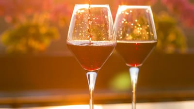 Två vinglas med rött vin i