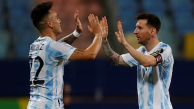 Lionel Messi och Lautaro Martinez firar ett mål. 