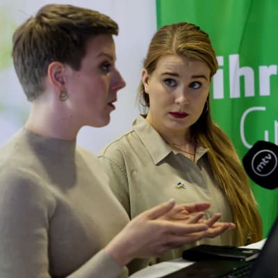 Jenni Pitko ja IIris Suomela pöydän takana Vihreiden infossa Joensuusa 2022.