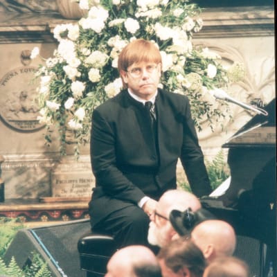 Elton John vid Prinsessan Dianas begravning.