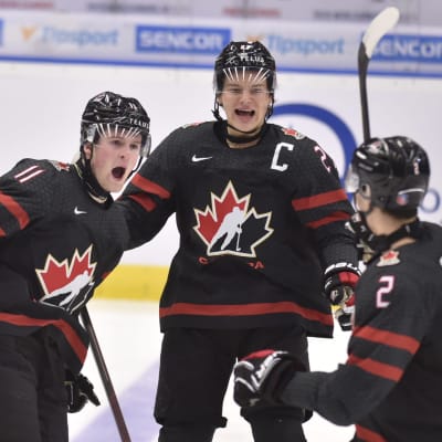 Kanadensiska U20-spelare jublar.