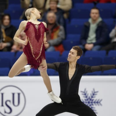 Juulia Turkkila och Matthias Versluis på isen.