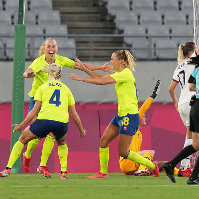 Svenska spelare jublar efter ett mål mot USA.