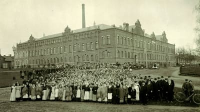Tobaksarbetarna framför Strengbergs 1908.