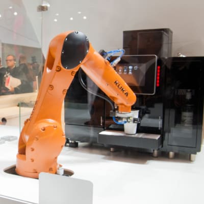 Kuka visar upp ny robotteknik i Hannover i Tyskland.