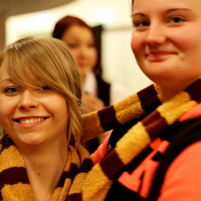 Två flickkompisar i Gryffindor-färger på Popcult Helsinki 2015.