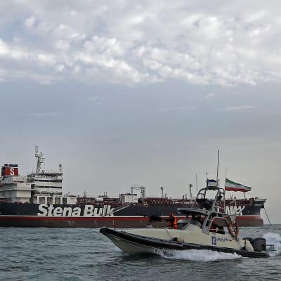 Iranska revolutionsgardet patrullerar kring brittiska tankern Stena Impero.