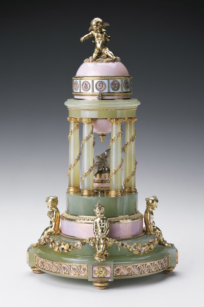 Totalt tillverkades ett 50-tal kejserliga Päskägg och Royal Collection Trust äger tre av dessa veritabla guldägg. Henrik Wigström formgav detta smått patetiska kolonnadägg med förgyllda skulpturer föreställande Nikolaj II:s döttrar.