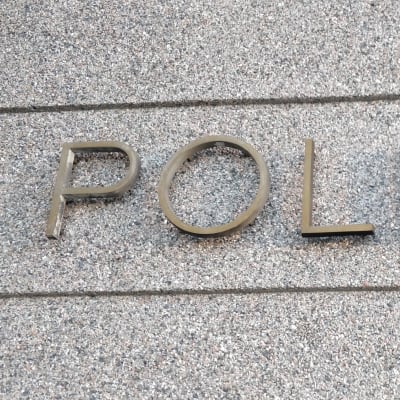 Poliisi-teksti Jyväskylän poliisiaseman seinässä.