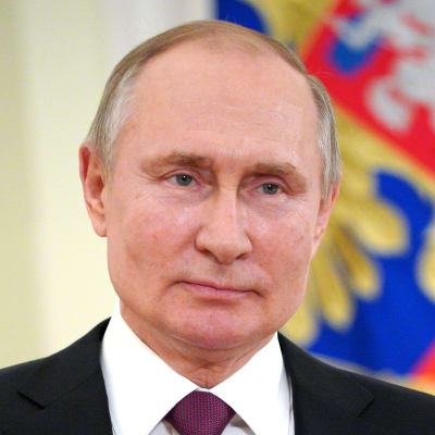 Rysslands president Vladimir Putin talar med anledning av en officiell helgdag den 27 mars 2021.
