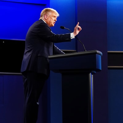 Donald Trump och Joe Biden debatterar under sin första direktsända debatt under presidentvalet 2020.