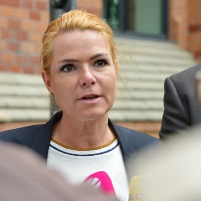 Danmarks utlännings- och integrationsminister Inger Støjberg firar asylskärpningar med tårta.
