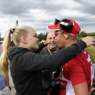 Satu Mäkelä-Nummela får en kram av sin dotter.