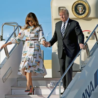 Presidentparet Donald och Melania Trump landade på Hanedas internationella flygplats i Tokyo vid 17-tiden lokal tid. 