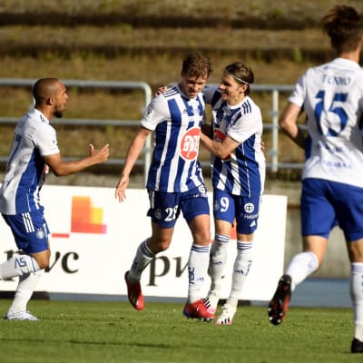 Rasmus Schüller firar tillsammans med lagkamrater efter HJK:s mål.
