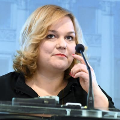 Krista Kiuru på presskonferensen.