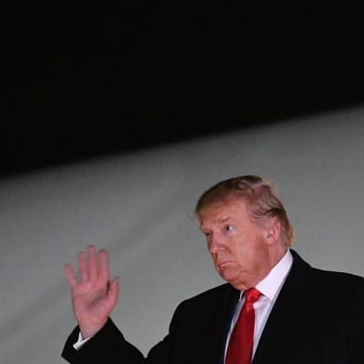 USA:s president Donald Trump stiger ur Air Force One