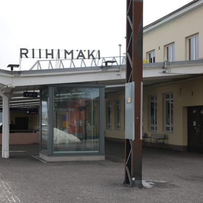 Riihimäen rautatieaseman asemarakennuksen raiteiden puoli.
