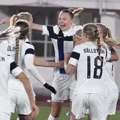 Finlands fotbollsdamer firar ett mål och samlas. Sanni Franssi har ansiktet mot kameran.