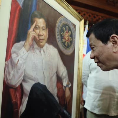Filippinernas president Rodrigo Duterte beundrade ett porträtt av sig själv i början av december 2017.