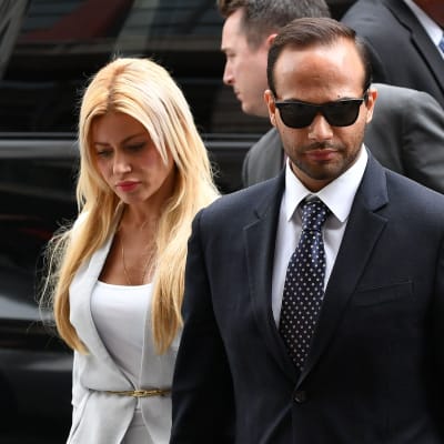 George Papadopoulos och hans fru Simona anländer till domstol