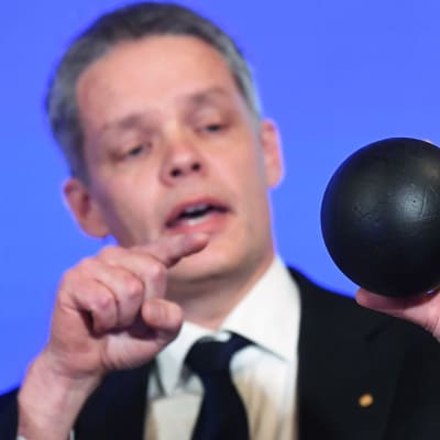 Nobelkommitténs Ulf Danielsson pekar på en svart boll han håller i handen medan han förklarar varför årets pris går till Roger Penrose, Reinhard Genzel, Andrea Ghez 