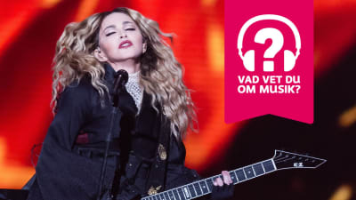 Madonna blundar och spelar elgitarr.