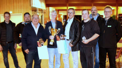 Ivriga pidrospelare. Från vänster: Dan Hermans, Jan-Peter Back, Viking Tallgren, Hans Svahn, Ralf Nybond, Kim Holm, Peter Stenbacka och Leif Norrgård.