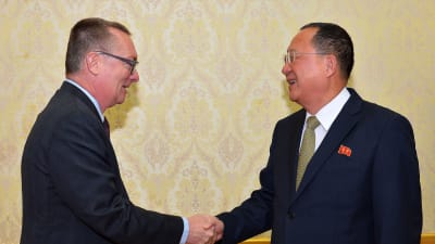 Jeffrey Feltman, FN, sändebud skakar han med Nordkoreas utrikesminister Ri Yong-ho.