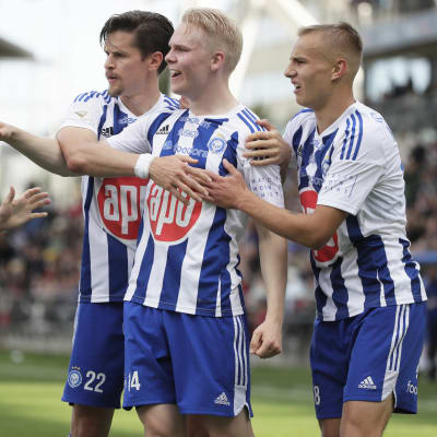 HJK firar mål.